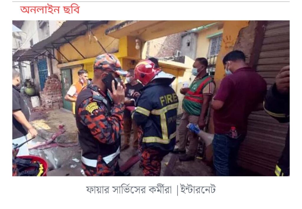 রাজধানীর মিরপুরের রূপনগরে গার্মেন্টস ও কেমিক্যাল গোডাউনে লাগা আগুনে নয়জন নিহত হয়েছেন। এছাড়া দু’জনকে দগ্ধ অবস্থায় জাতীয় বার্ন ইনস্টিটিউটে ভর্তি করা হয়েছে।

আজ মঙ্গলবার ফায়ার সার্ভিসের সদর দফতরের মিডিয়া সেলের ভারপ্রাপ্ত কর্মকর্তা তালহা বিন জসিম এই তথ্য নিশ্চিত করেছেন।

তিনি বলেন, এখন পর্যন্ত আগুনের ঘটনায় নয়জন নিহত হয়েছেন। সদর দফতর থেকে একটি সার্চিং টিম পাঠানো হয়েছে ঘটনাস্থলে সার্চ করার জন্য। এই বিষয়ে এই মুহূর্তে আর বিস্তারিত তথ্য আমাদের কাছে নেই। পরে বিস্তারিত তথ্য জানানো হবে।

ঘটনাস্থলে উপস্থিত ফায়ার সার্ভিসের পরিচালক লেফটেন্যান্ট কর্নেল (অপারেশন ও মেইনটেন্যান্স) মোহাম্মদ তাজুল ইসলাম চৌধুরী সাংবাদিকদের জানান, আগুন লাগা গার্মেন্টসের দ্বিতীয়তলা থেকে নয়জনের লাশ উদ্ধার করা হয়েছে।

এদিকে আগুন নিয়ন্ত্রণে ফায়ার সার্ভিসের ১২টি ইউনিট বর্তমানে কাজ করছে।

এর আগে, মঙ্গলবার বেলা ১১টা ৪০ মিনিটের দিকে ফায়ার সার্ভিসের কাছে আগুন লাগার খবর আসে। পরে ফায়ার সার্ভিসের প্রথম ইউনিট ১১টা ৫৬ মিনিটে ঘটনাস্থলে পৌঁছায়।